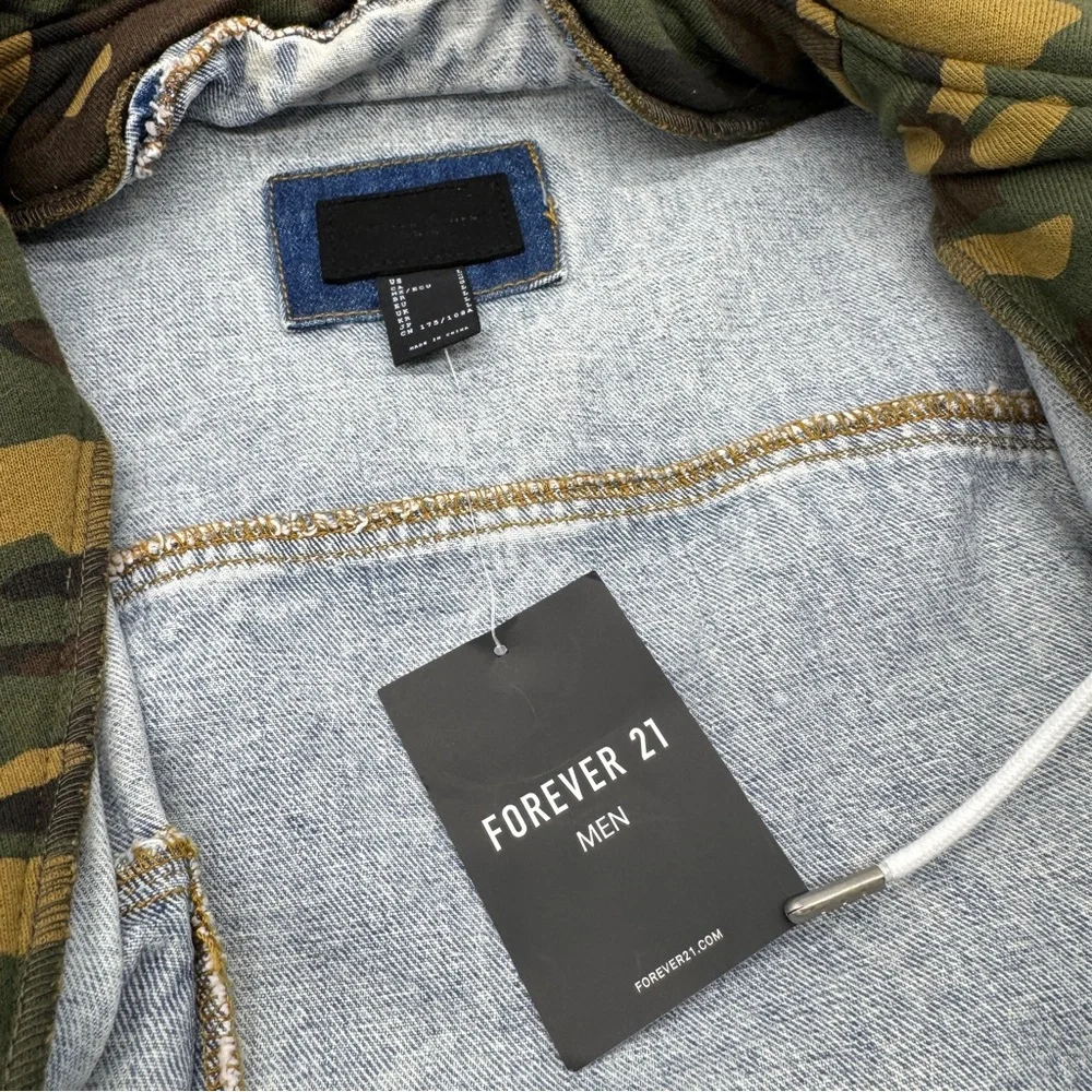 Forever 21 Men’s Light Wash Denim Jacket Camo Hood Size Large Distressed New